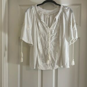 Lucky Brand Size Large Cream colored tonal embroidered peasant blouse